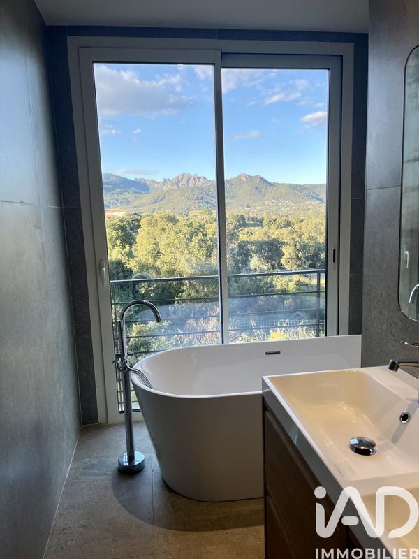 Maison - 220 m² - 8 pièces