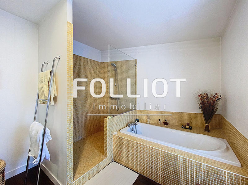 Maison - 215 m² - 10 pièces