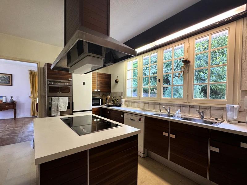 Maison - 300 m² - 9 pièces