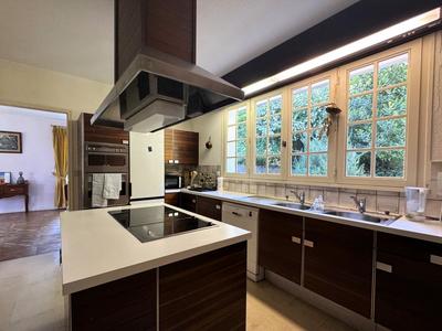 Maison - 300 m² - 9 pièces