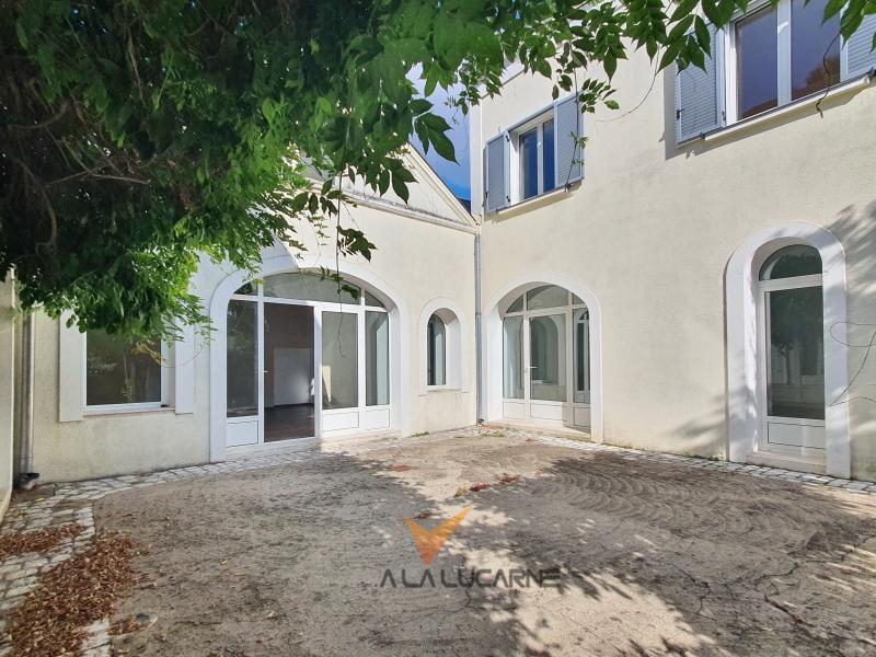 Propriété - 256 m² - 6 pièces