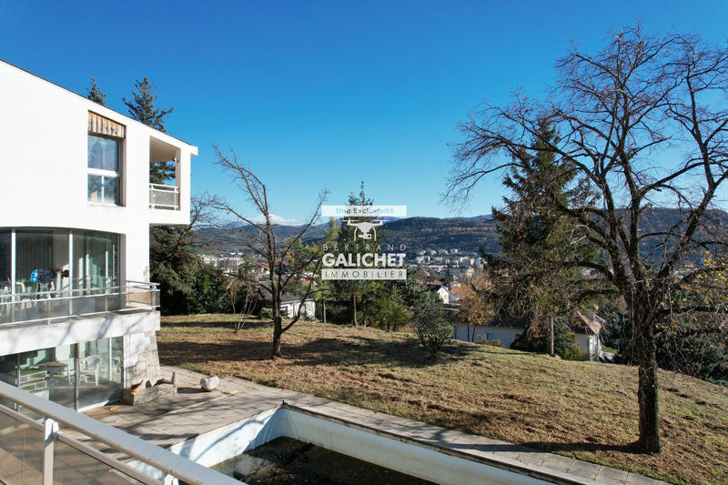 Maison - 412 m² - 8 pièces