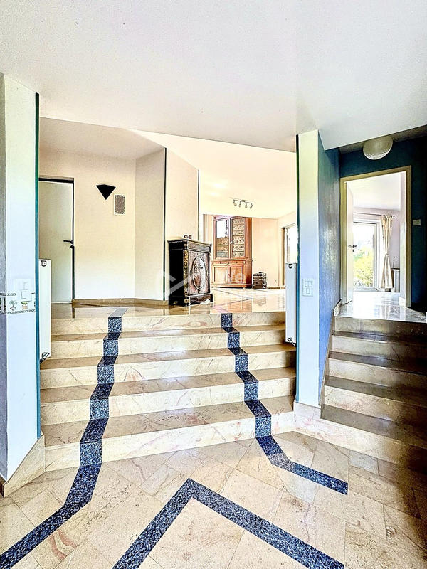 Maison - 230 m² - 16 pièces