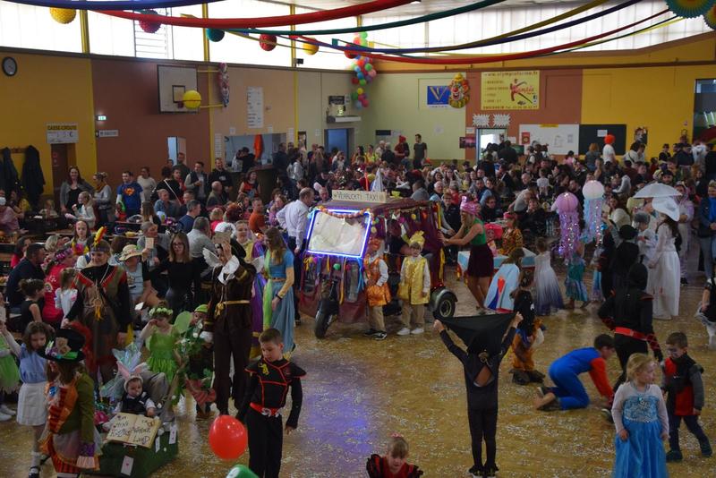 Bal de carnaval et concours de travestis