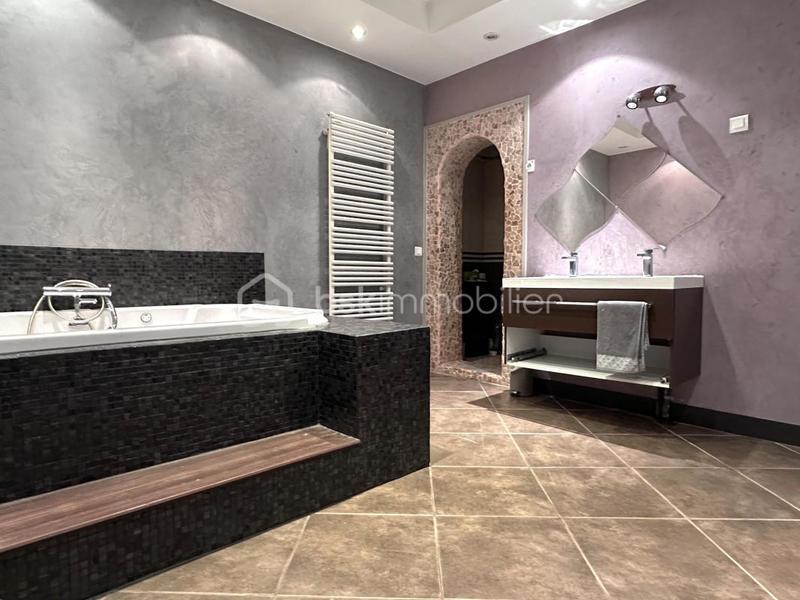 Maison - 227 m² - 7 pièces