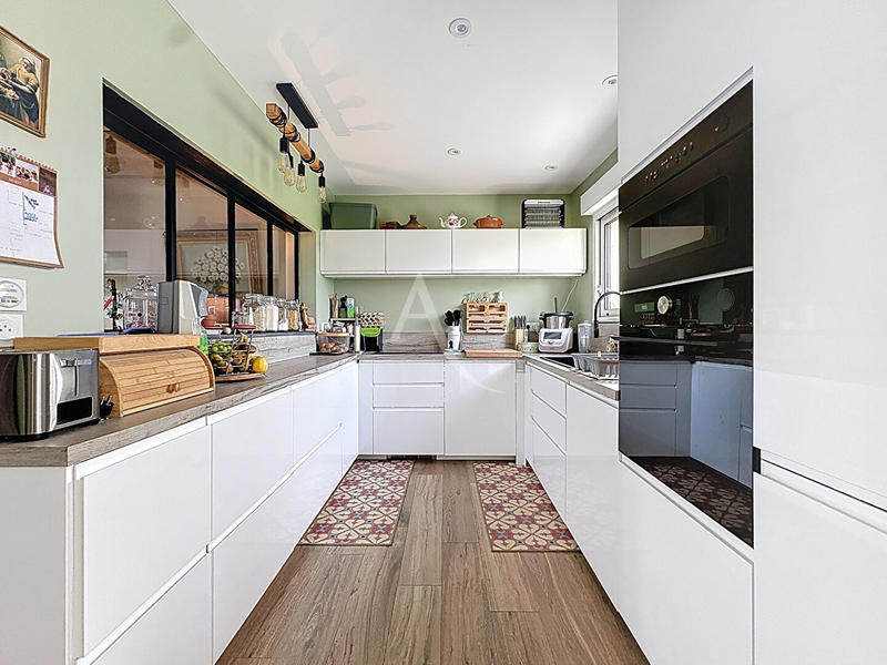 Maison - 213 m² - 11 pièces