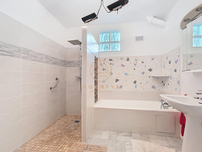 Maison - 175 m² - 8 pièces