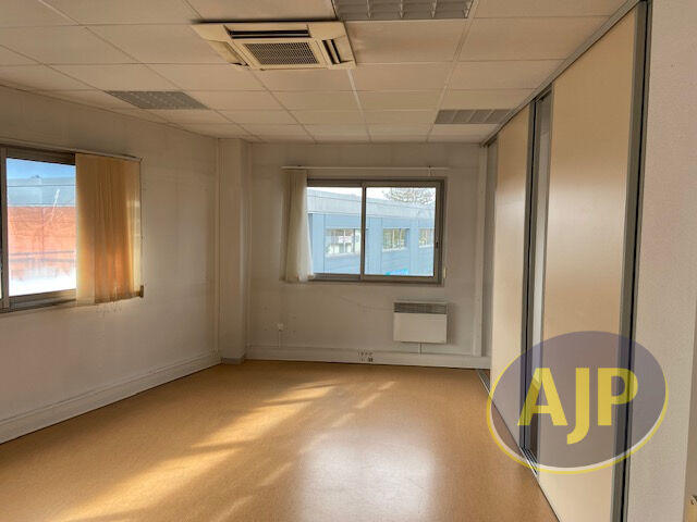 Local d'activité / Entrepôt - 173 m² - 7 pièces