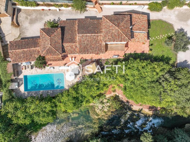 Maison - 220 m² - 8 pièces