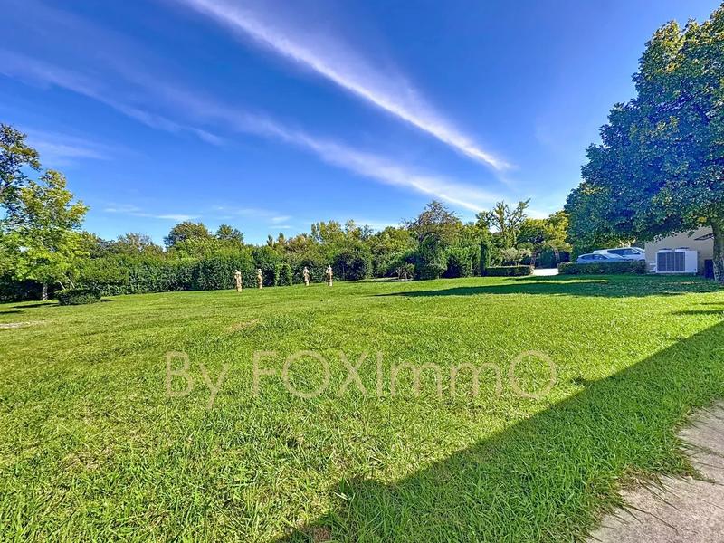 Propriété - 653 m² - 28 pièces