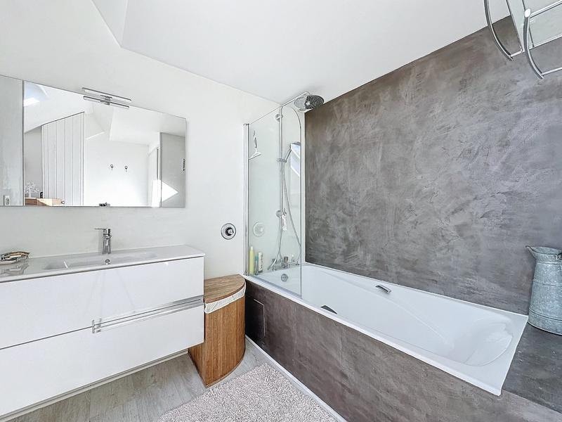 Maison - 220 m² - 9 pièces