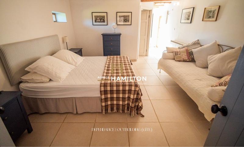 Propriété - 245 m² - 9 pièces