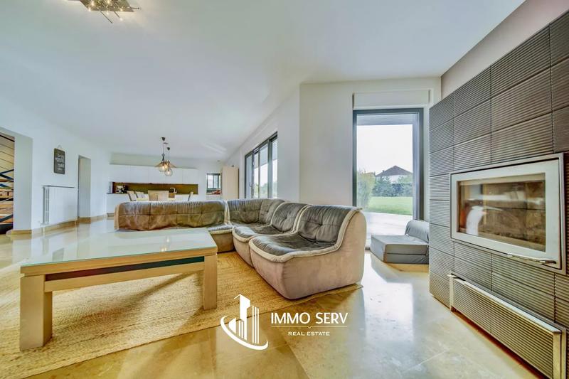 Maison - 245 m² - 9 pièces