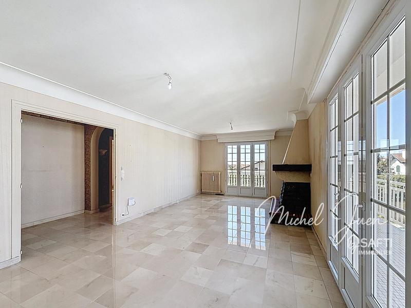 Maison - 240 m² - 8 pièces