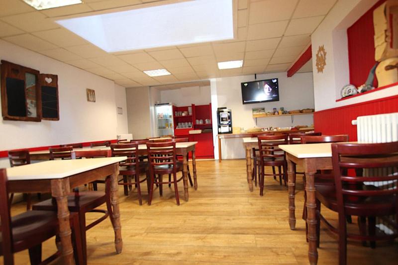 Maison - 1 300 m² - 40 pièces