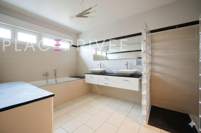 Maison - 200 m² - 8 pièces