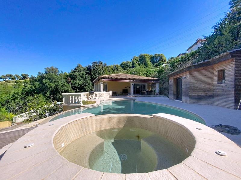 Maison - 265 m² - 7 pièces