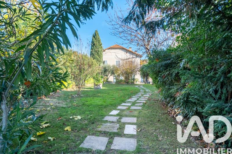 Maison - 245 m² - 9 pièces