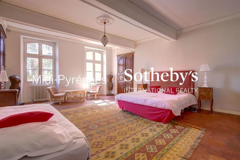 Maison - 477 m² - 15 pièces