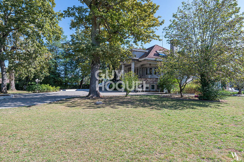 Maison - 550 m² - 9 pièces