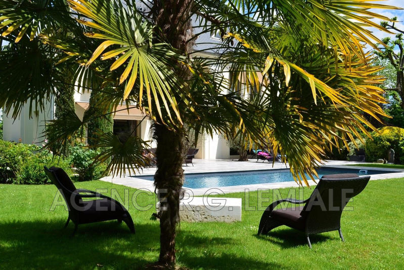 Maison - 937 m² - 15 pièces