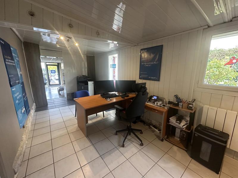 Local commercial - 111 m² - 4 pièces