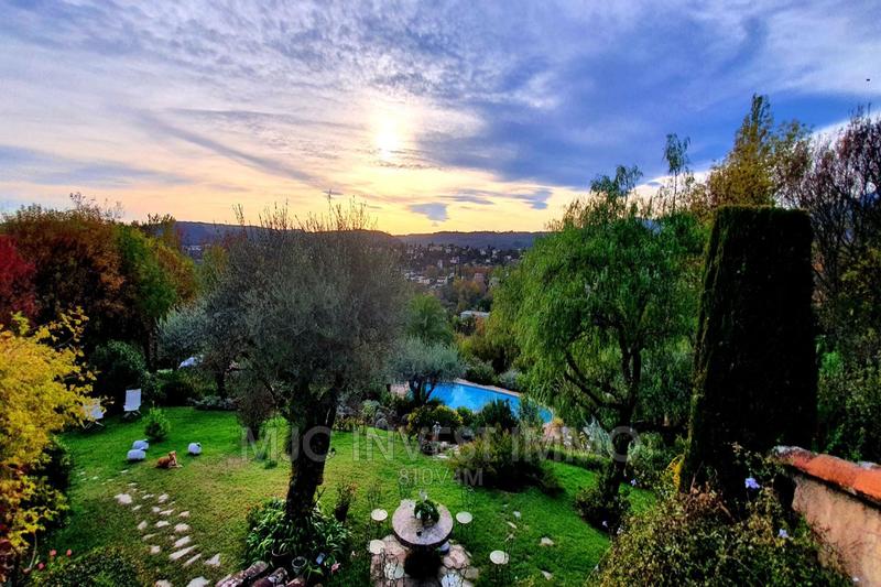 Propriété - 250 m² - 8 pièces