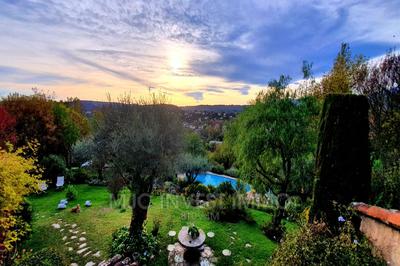 Propriété - 250 m² - 8 pièces