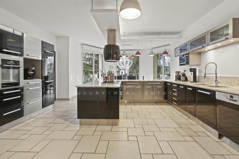 Maison - 450 m² - 11 pièces