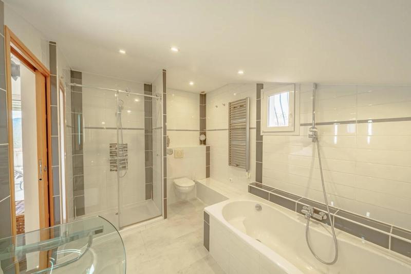 Maison - 335 m² - 12 pièces