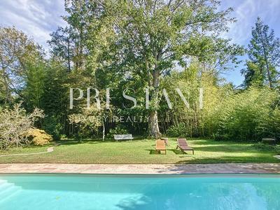 Maison - 415 m² - 10 pièces