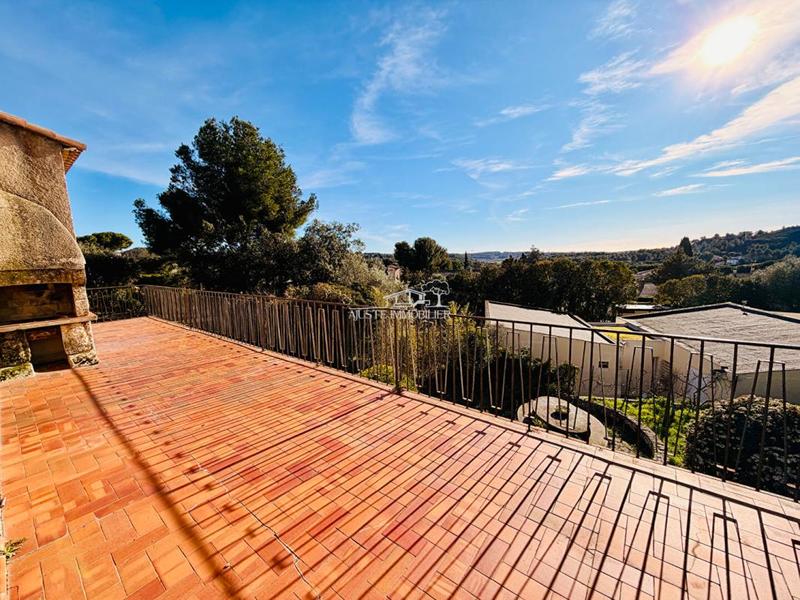 Maison - 260 m² - 6 pièces