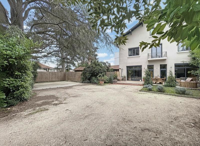 Maison - 275 m² - 7 pièces