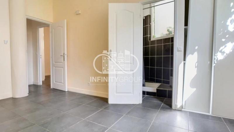 Studio - 184 m² - 8 pièces