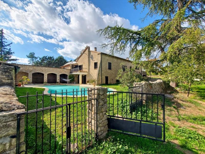 Propriété - 231 m² - 6 pièces