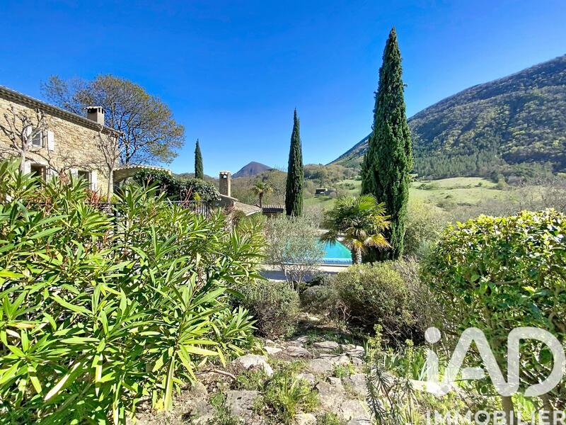 Maison - 343 m² - 9 pièces