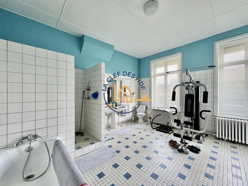 Maison - 312 m² - 9 pièces