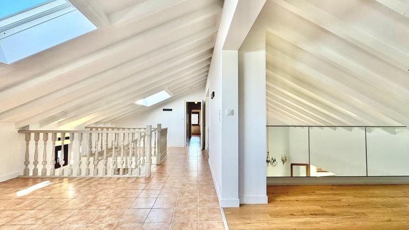 Maison - 235 m² - 7 pièces