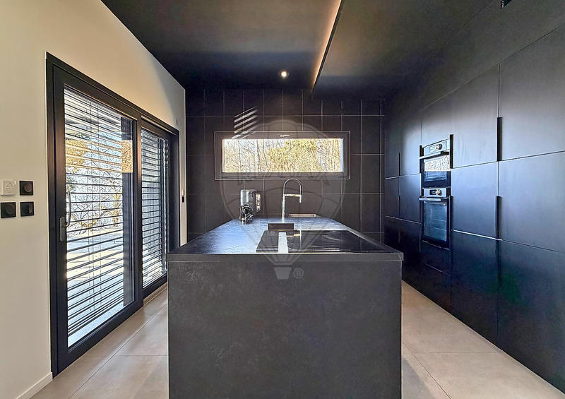 Villa - 232 m² - 6 pièces