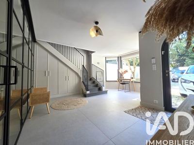 Maison - 210 m² - 7 pièces