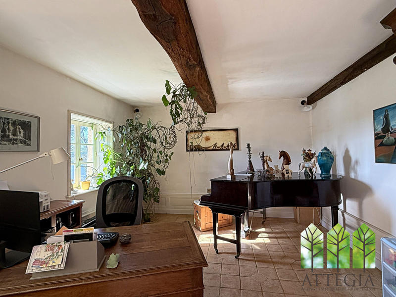 Maison - 220 m² - 7 pièces