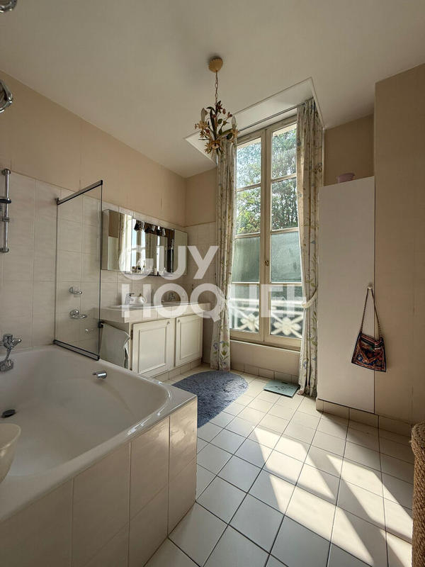 Maison - 229 m² - 9 pièces