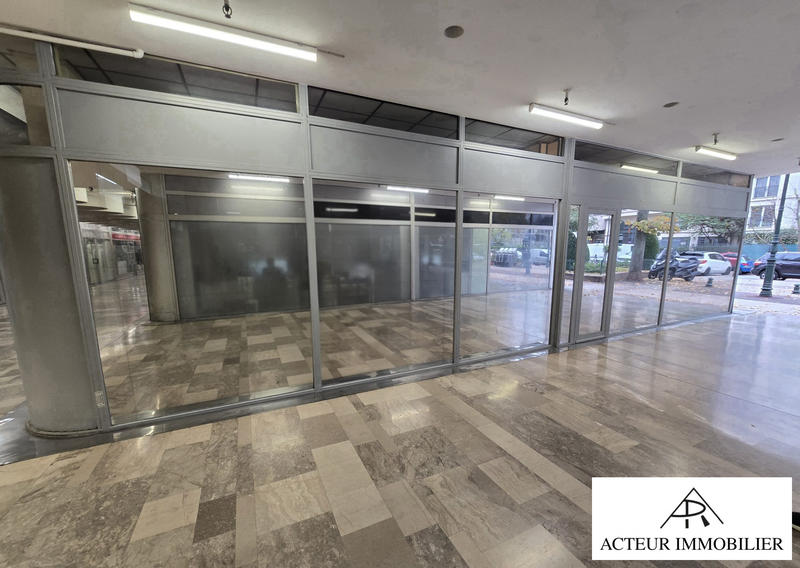 Local commercial - 200 m² - 4 pièces