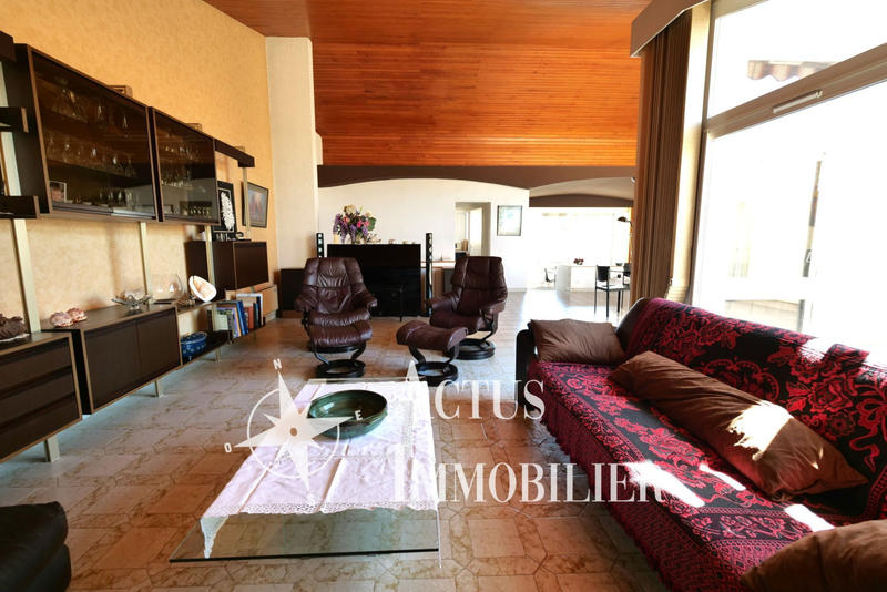 Maison - 242 m² - 8 pièces