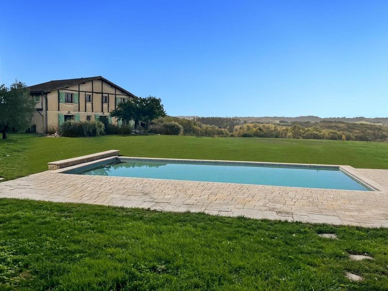 Propriété - 220 m² - 8 pièces