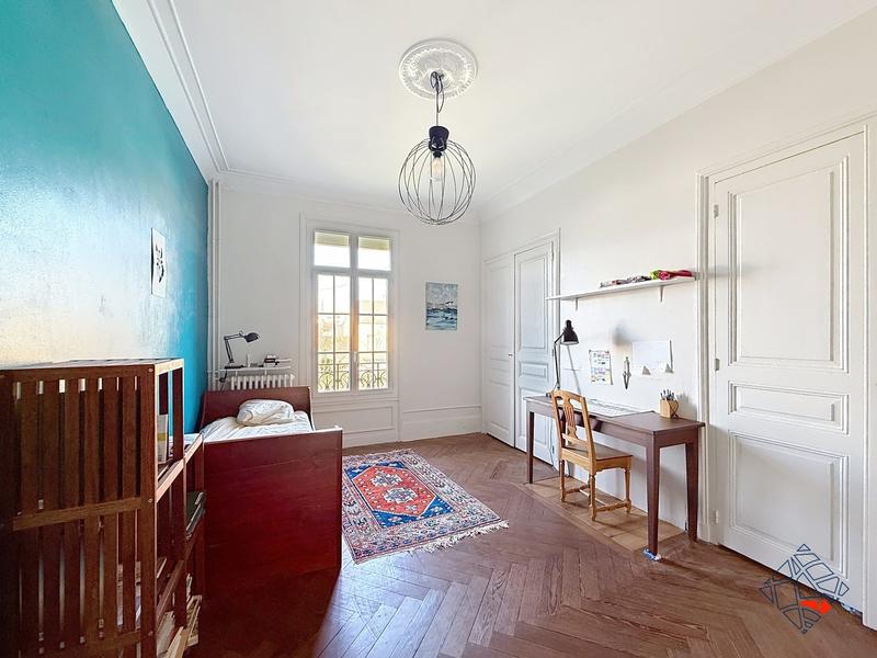 Maison - 240 m² - 10 pièces