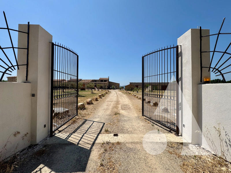 Maison - 568 m² - 12 pièces