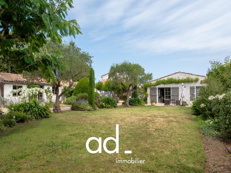 Maison traditionnelle - 320 m² - 12 pièces