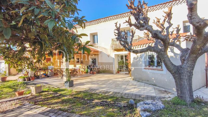 Maison - 200 m² - 12 pièces