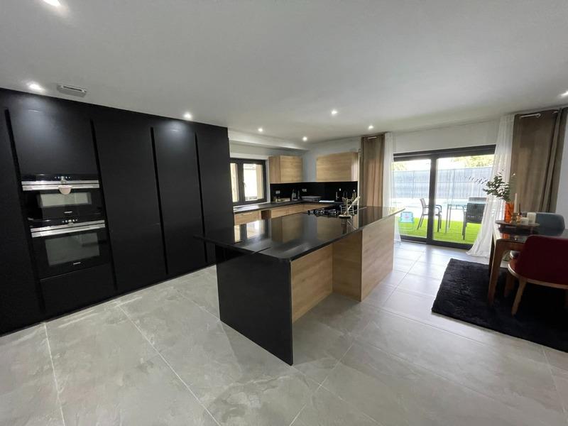 Maison - 328 m² - 9 pièces